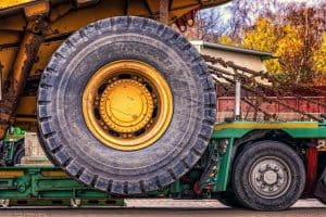 Spezialreifen für Baumaschinen – Unterschiede zu normalen PKW-Reifen